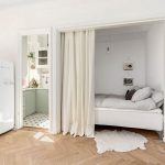 Nous utilisons une niche dans un petit appartement pour installer un lit