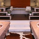 Place pour les adolescents avec un podium