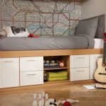 Chambre pour un adolescent, où la niche est équipée d'un lit, des tiroirs et des étagères