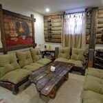 Un ensemble de meubles en bois pour la maison de campagne
