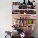 Belle étagère pour les épices et les ustensiles de cuisine