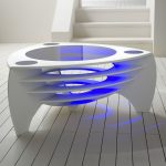 Belle table blanche de forme inhabituelle