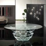 Belle table en verre transparent