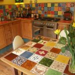 Belle table avec plateau en tuile