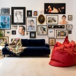 Chaise de sac rouge dans le salon
