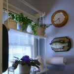 Etagère créative sur la fenêtre de la cuisine