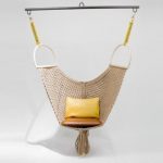 La chaise se balance grâce aux attaches spéciales qui se balancent dans le même plan