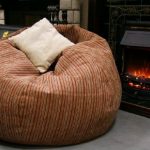 Sac fauteuil avec un oreiller au coin du feu