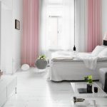 Le lit et le canapé sont situés le long du même mur.