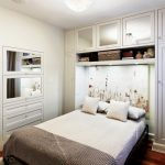 Lit et armoire dans le mur pour la chambre