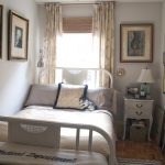 Lit avec une table de chevet pour une petite chambre