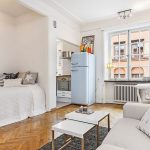 Un lit caché dans la niche d'un studio