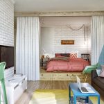 Un lit caché dans une niche de studio loft