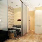 Le lit dans le salon, qui peut être caché des regards indiscrets derrière les portes