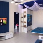 Lit dans une chambre dans une niche de style nautique