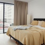 Das Bett im Stil des Minimalismus hat eine prägnante Form