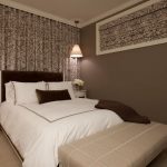 Lit dans le coin d'une petite chambre