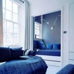 Lit dans une niche fermée dans la chambre en bleu et blanc