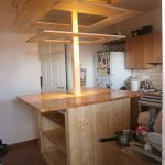 Îlot de cuisine avec faux plafond