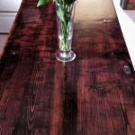 Table de cuisine de la porte et vieilles planches
