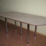 Table de cuisine sur poteaux métalliques