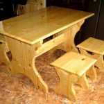 Table avec tabourets en pin