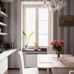 Table carrée pour une petite cuisine moderne