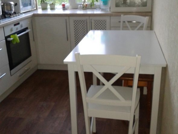 Une table carrée peut également être placée contre le mur.