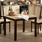 Table carrée à l'intérieur de la cuisine