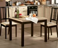 Table carrée à l'intérieur de la cuisine