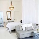 Des rideaux de lumière pour séparer le lit dans le salon