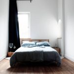 Petite chambre blanche avec un lit près de la fenêtre