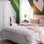 Petite chambre mansardée de style provençal