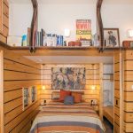 Petite chambre à coucher recouverte de bois