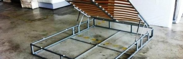 Cadre en métal pour le lit