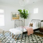 Chaise suspendue rembourrée en osier montée au plafond