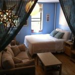 Petite chambre avec un lit près de la fenêtre