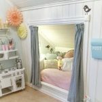Un petit lit dans une niche confortable dans le grenier