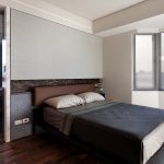 Ein kleines Schlafzimmer von unregelmäßiger Form im Stil des Minimalismus.