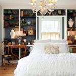 Petite chambre avec bibliothèque