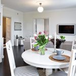 Une petite table ronde dans le salon
