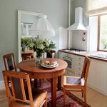 Une petite table coulissante dans une petite cuisine
