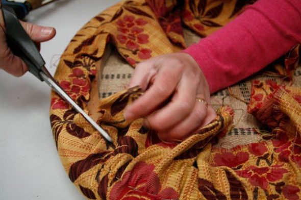 Couper l'excès de tissu