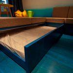 Canapé solution inhabituel sur le podium avec un lit de sortie