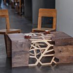 Conception inhabituelle d'une table basse avec des éléments ajourés