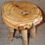 Tabouret inhabituel en bois