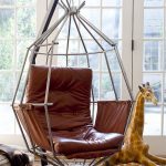 Version inhabituelle de la chaise suspendue, assemblée avec des cerceaux en métal