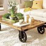 Table basse avec grandes roues