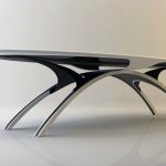 Les contours de la table ressemblent à un cerf ambulant