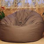 Énorme chaise sans cadre